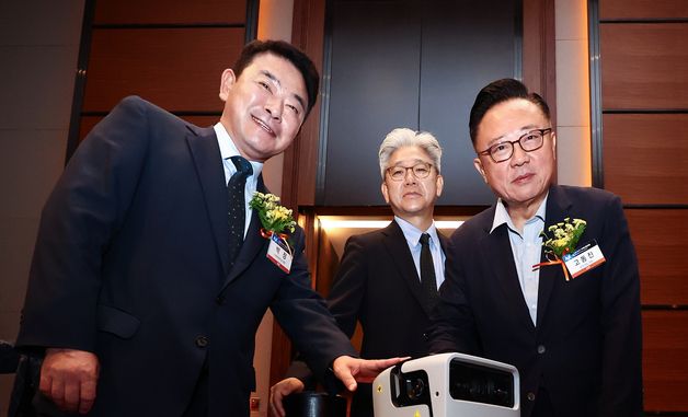 사족보행 로봇 살펴보는 이영섭 대표와 고동진·박정 의원