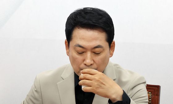 물 마시는 장동혁 대표