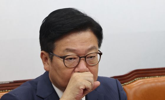 생각에 잠긴 정점식 원내대표