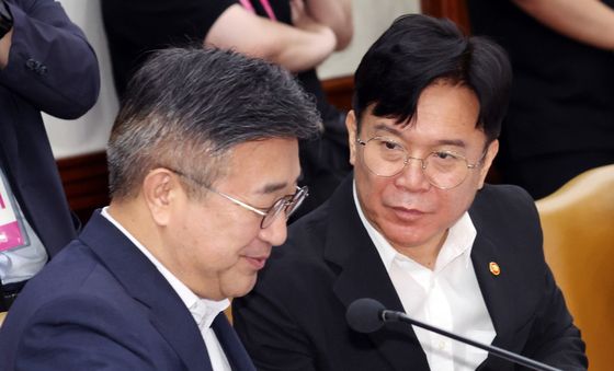 대화하는 김영훈·윤호중 장관