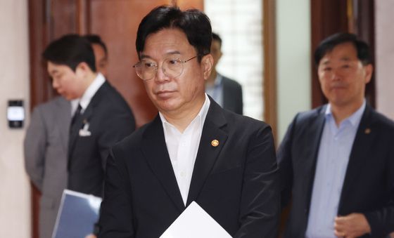 국가정책조정회의 참석하는 김영훈 장관