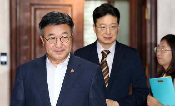 국가정책조정회의 참석하는 윤호중 장관