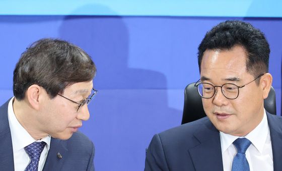 홈플러스 회생 방안 토론회 대화하는 민병덕·김성주