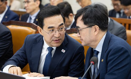 대화 나누는 박홍근 장관과 임기근 차관