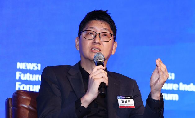 미래산업포럼서 토론하는 김성진한국앤컴퍼니 디지털전략실 실장