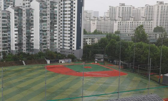 비에 젖은 배재고등학교 야구장