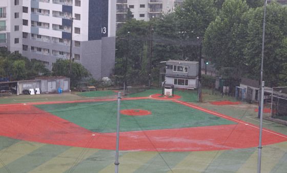 '재심 청구', 비에 젖은 배재고 야구장
