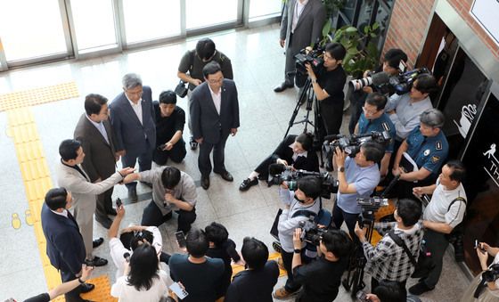 대립 중인 경찰과 국힘