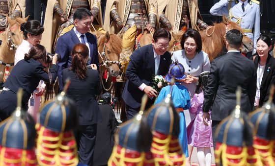 환영 꽃다발 받은 이재명 대통령 부부