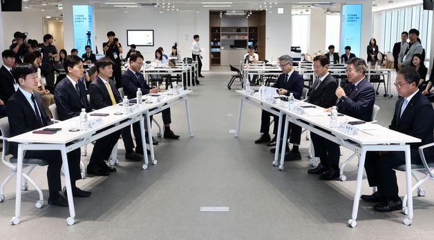 윤호중 행안부 장관, 주민등록증 진위 확인 확대 업무협약식