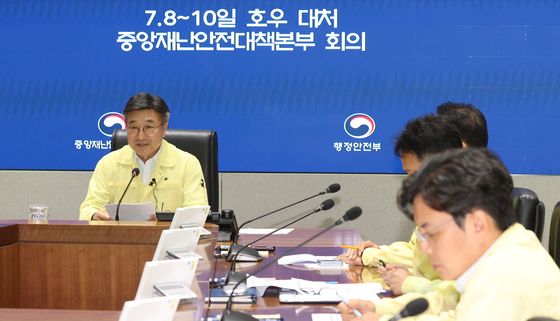 윤호중 장관, 호우 대처 중앙재난안전대책본부 회의 주재