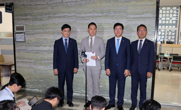 형사소송법 개정안 관련 답변하는 김한규 의원