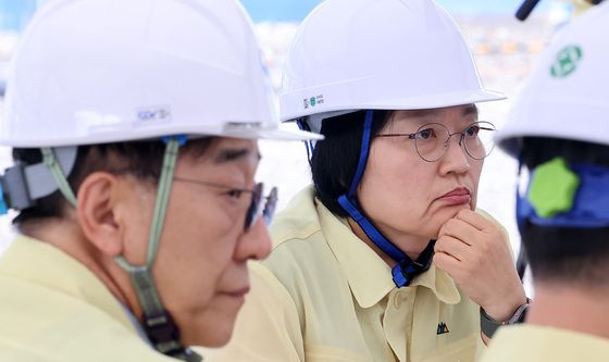 3기 신도시 추진 상황 브리핑 듣는 한성숙 총리·김윤덕 장관