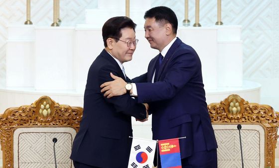 포옹하는 한-몽골 정상