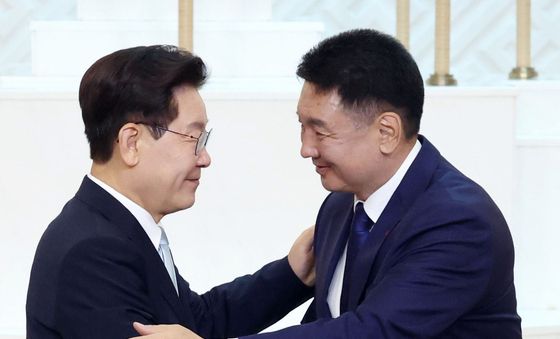 포옹하는 한-몽골 정상