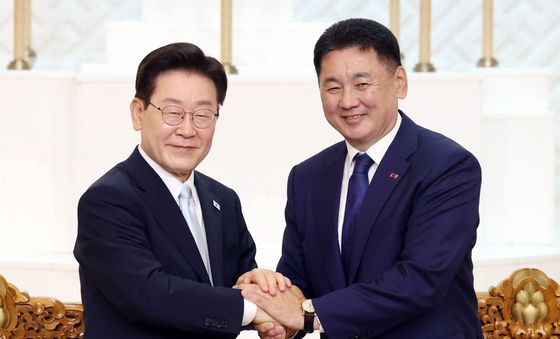 손 맞잡은 한-몽골 정상