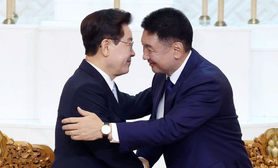 포옹하는 한-몽골 정상
