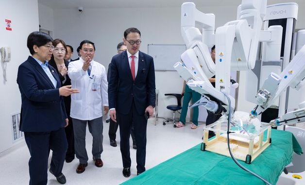 몽골 국립암센터 찾은 정은경 보건복지부 장관