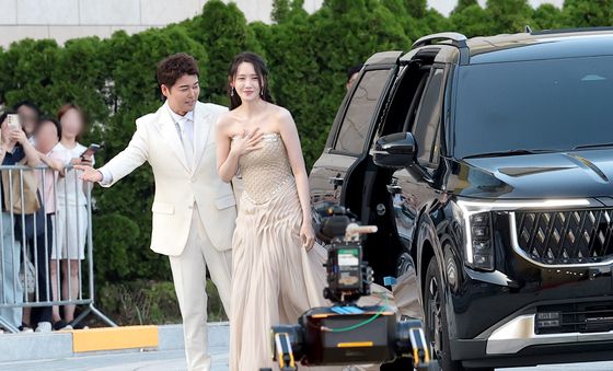 전현무 에스코트 받는 임윤아