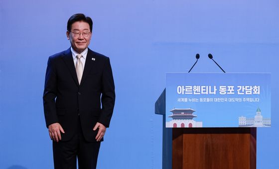 인사하는 이재명 대통령