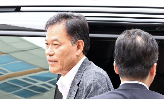 종합특검 출석하는 윤한홍 의원