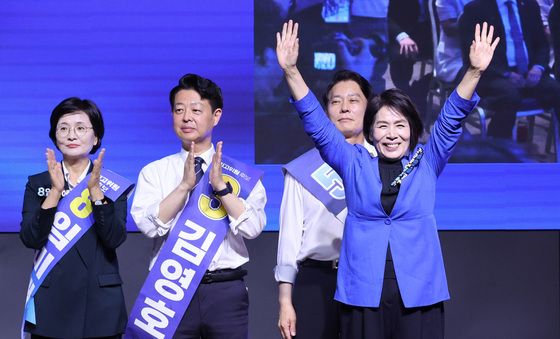 당원들에게 인사하는 최민희