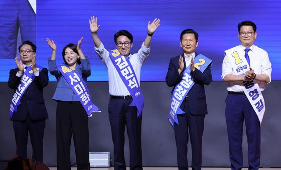 당원들에게 손인사하는 김민석