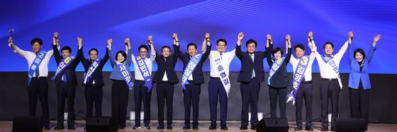 대전 당원들에게 인사하는 민주당 대표·최고위원 후보들