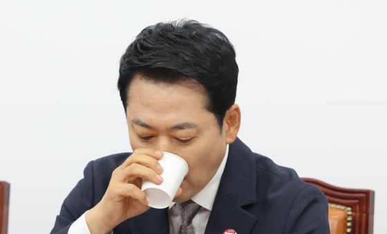 물 마시는 장동혁 대표