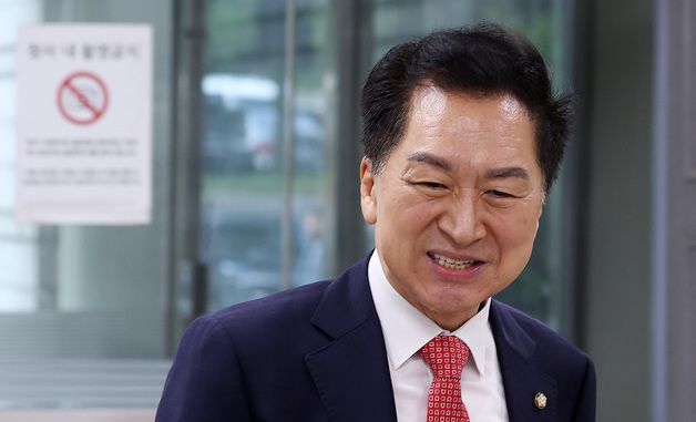 '로저비비에' 의혹 공판 출석하는 김기현 의원