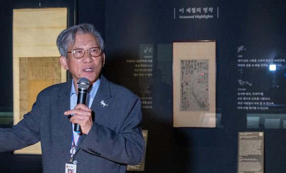 추사 김정희 전시 설명하는 유홍준 관장