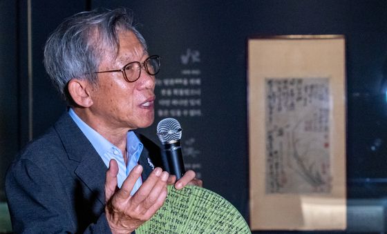 유홍준 관장 '추사 김정희 전시 메모 적은 부채 들고'