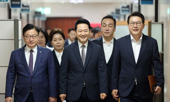 회의 참석하는 장동혁 대표