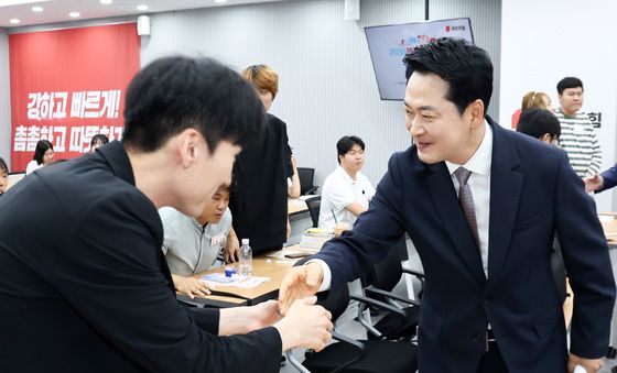 청년 당원들과 악수하는 장동혁 대표