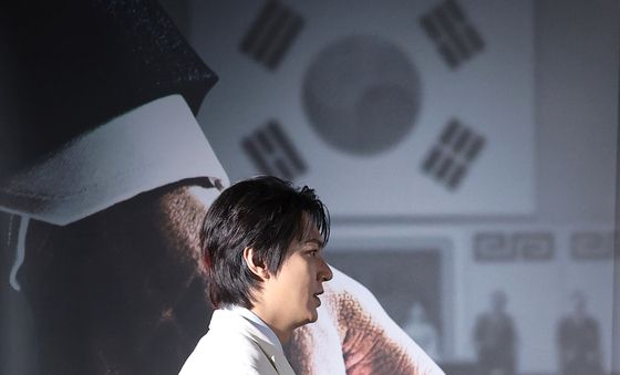 '암살자(들)'로 돌아온 이민호