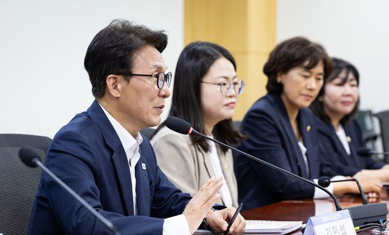 인사말하는 김민석