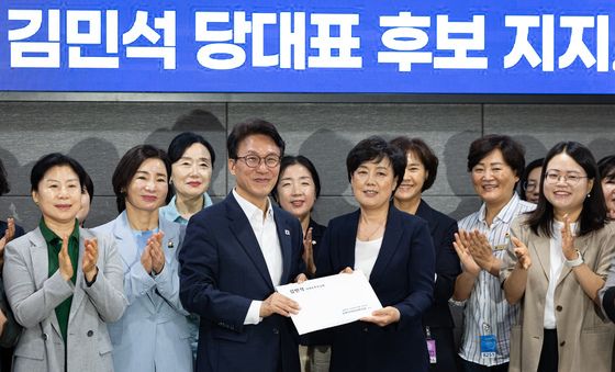 경기도 기초·광역 전현직 여성의원 제안서 든 김민석