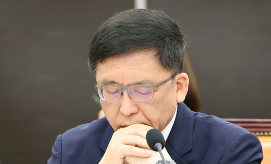 생각에 잠긴 선관위 사무총장 직무대리