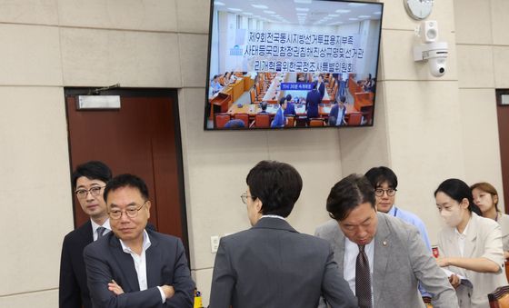 정회 후 대화 나누는 국민의힘