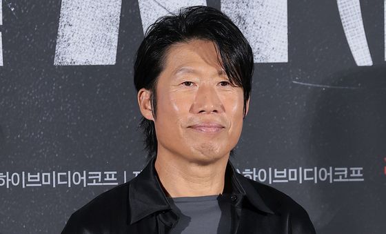 '암살자(들)' 유해진, 초유의 사건을 마주하게 되는 형사 철구