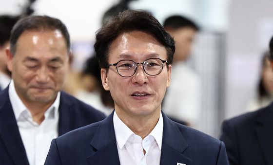 기자회견장 입장하는 김민석 민주당 당대표 후보