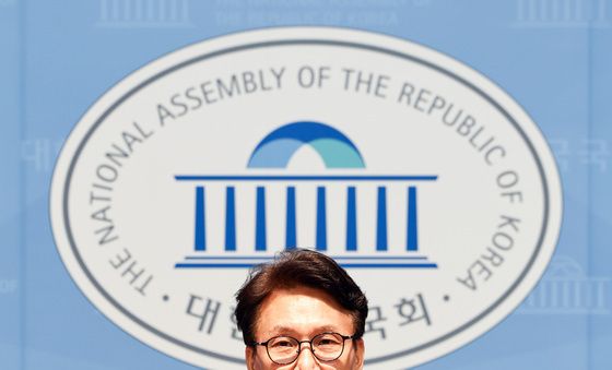 기자회견 발언하는 김민석 후보