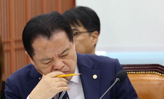 생각에 잠긴 위철환 선관위원장 직무대행
