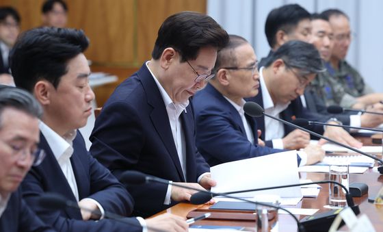 자료 보는 이재명 대통령
