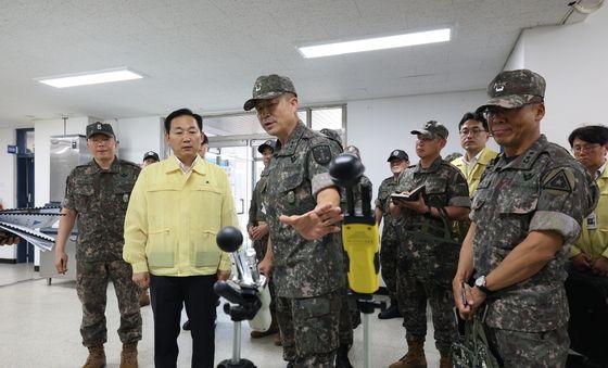 더위체감지수 측정 장비 설명듣는 이두희 국방차관