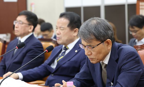 생각에 잠긴 노태악 전 선관위원장
