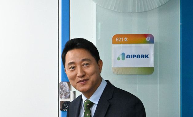 청년 AI 스타트업 둘러보는 오세훈 서울시장