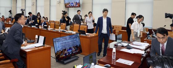 5시간 지나도록 질의 시작 못한 선관위 청문회