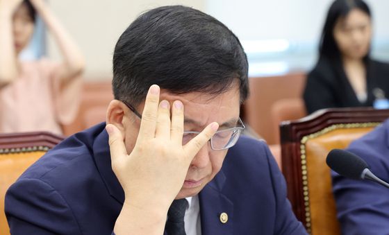 생각에 잠긴 강동완 선관위 사무총장 직무대리