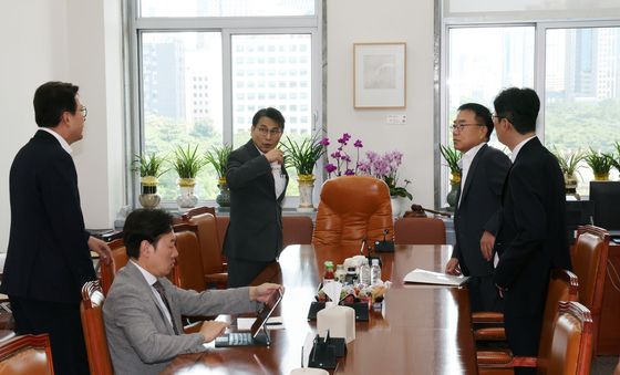 국민의힘 의원들과 대화 나누는 윤상현 위원장